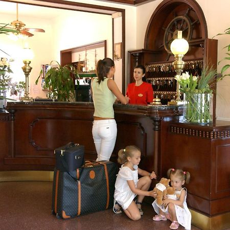 Hotel Milano Helvetia - In Centro Con Piscina Riccione Ngoại thất bức ảnh