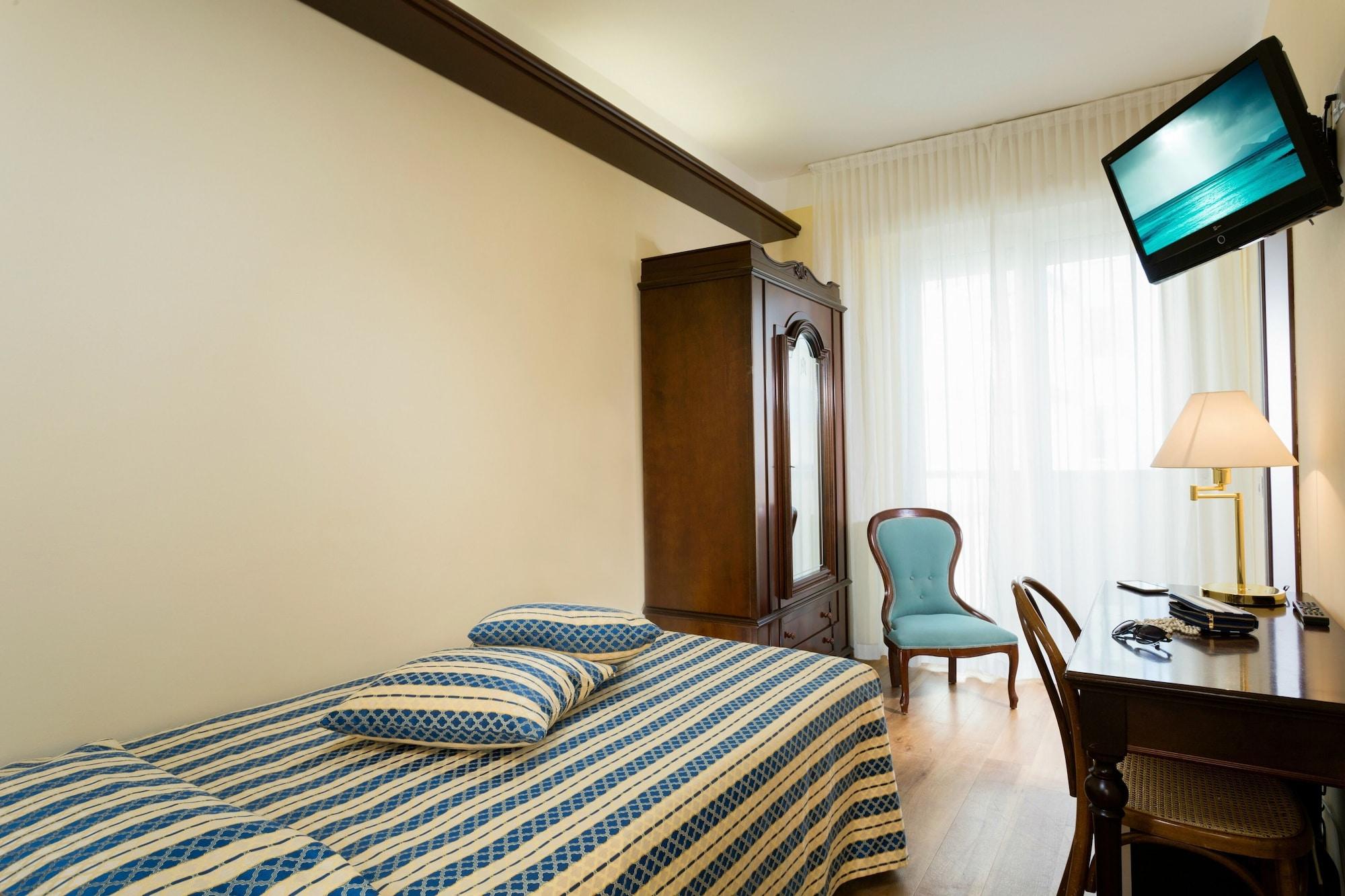 Hotel Milano Helvetia - In Centro Con Piscina Riccione Ngoại thất bức ảnh