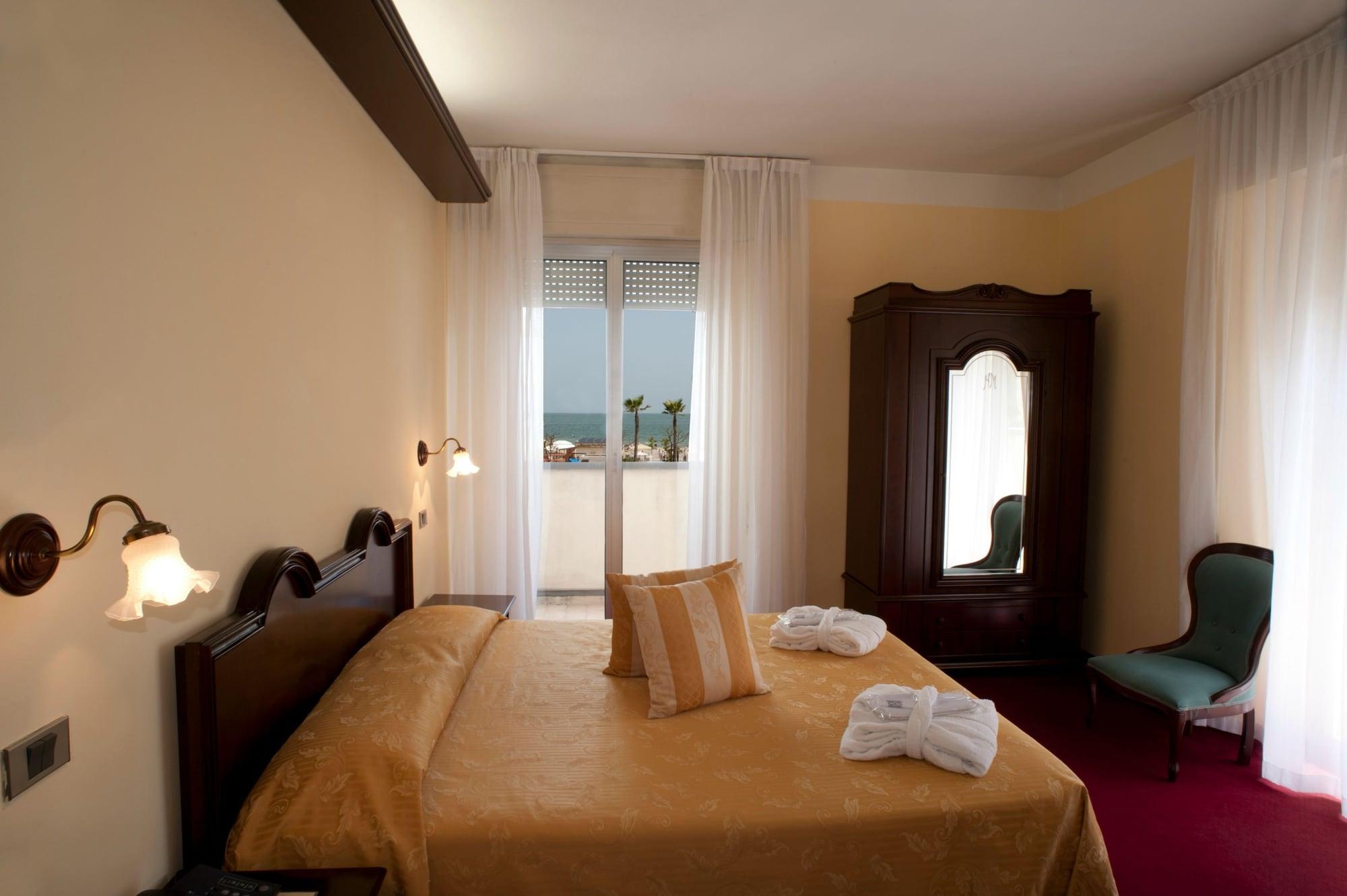 Hotel Milano Helvetia - In Centro Con Piscina Riccione Ngoại thất bức ảnh
