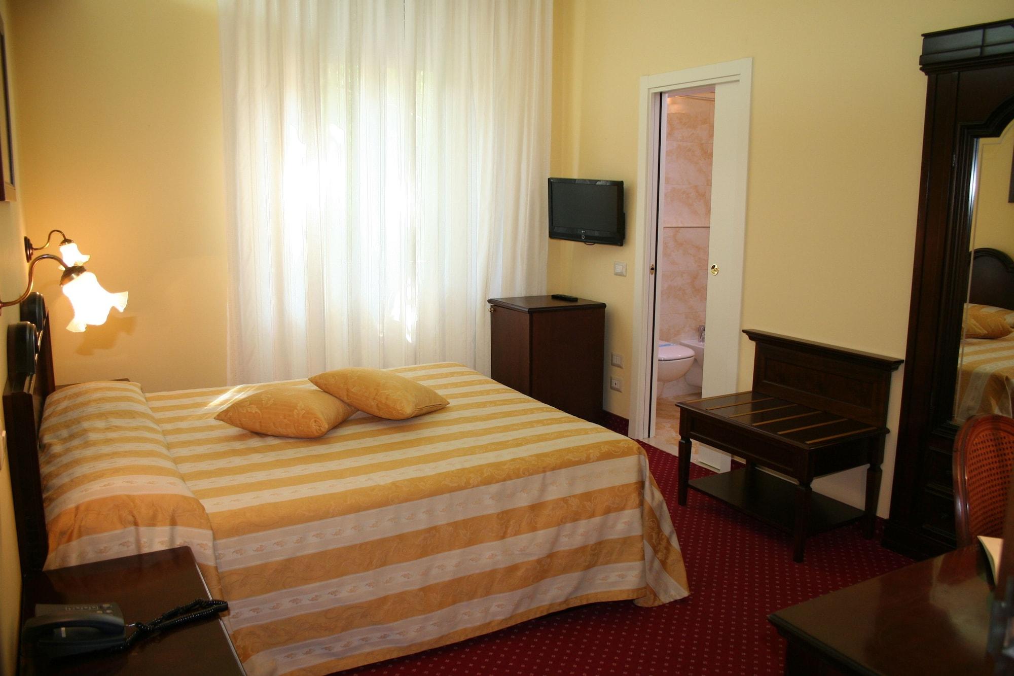 Hotel Milano Helvetia - In Centro Con Piscina Riccione Ngoại thất bức ảnh