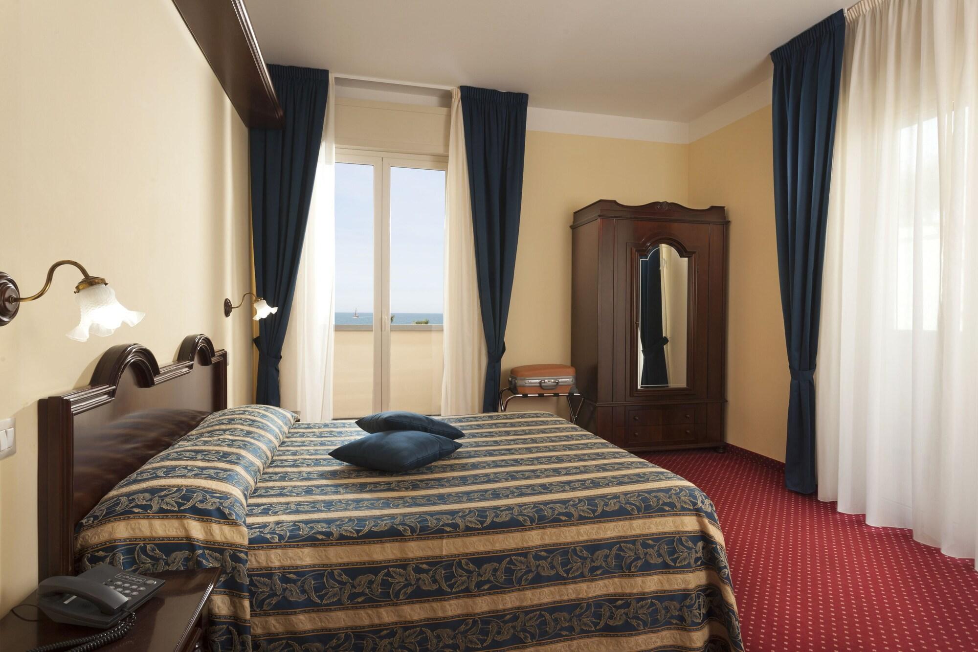 Hotel Milano Helvetia - In Centro Con Piscina Riccione Ngoại thất bức ảnh