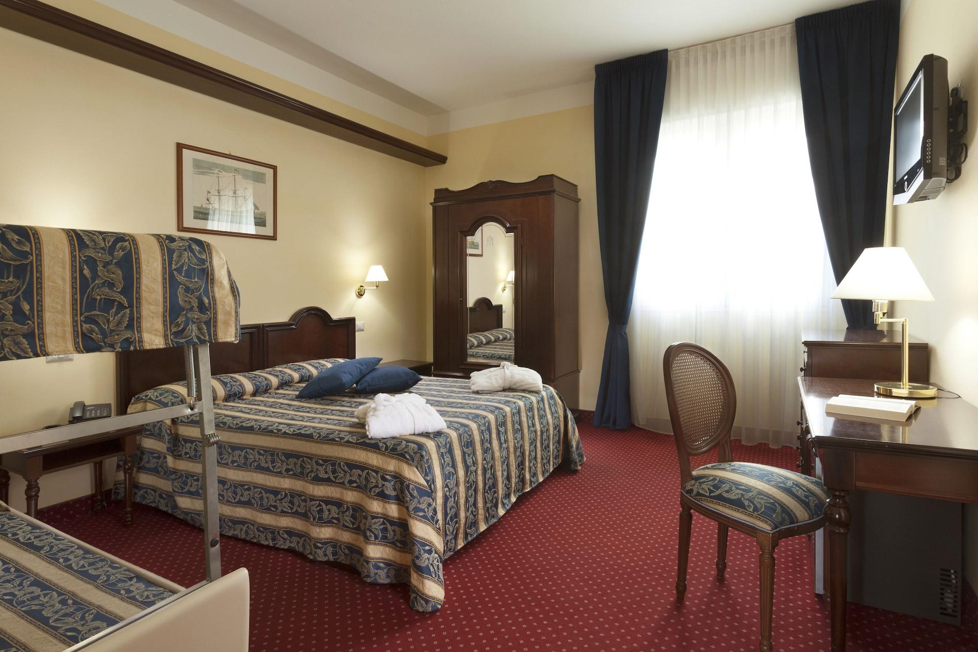 Hotel Milano Helvetia - In Centro Con Piscina Riccione Ngoại thất bức ảnh