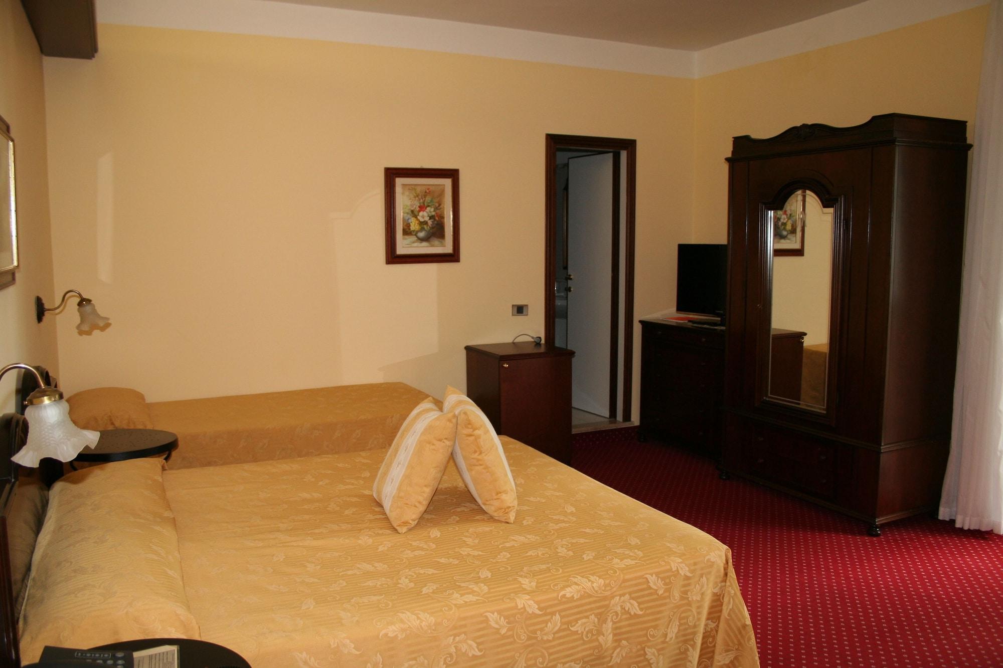 Hotel Milano Helvetia - In Centro Con Piscina Riccione Ngoại thất bức ảnh