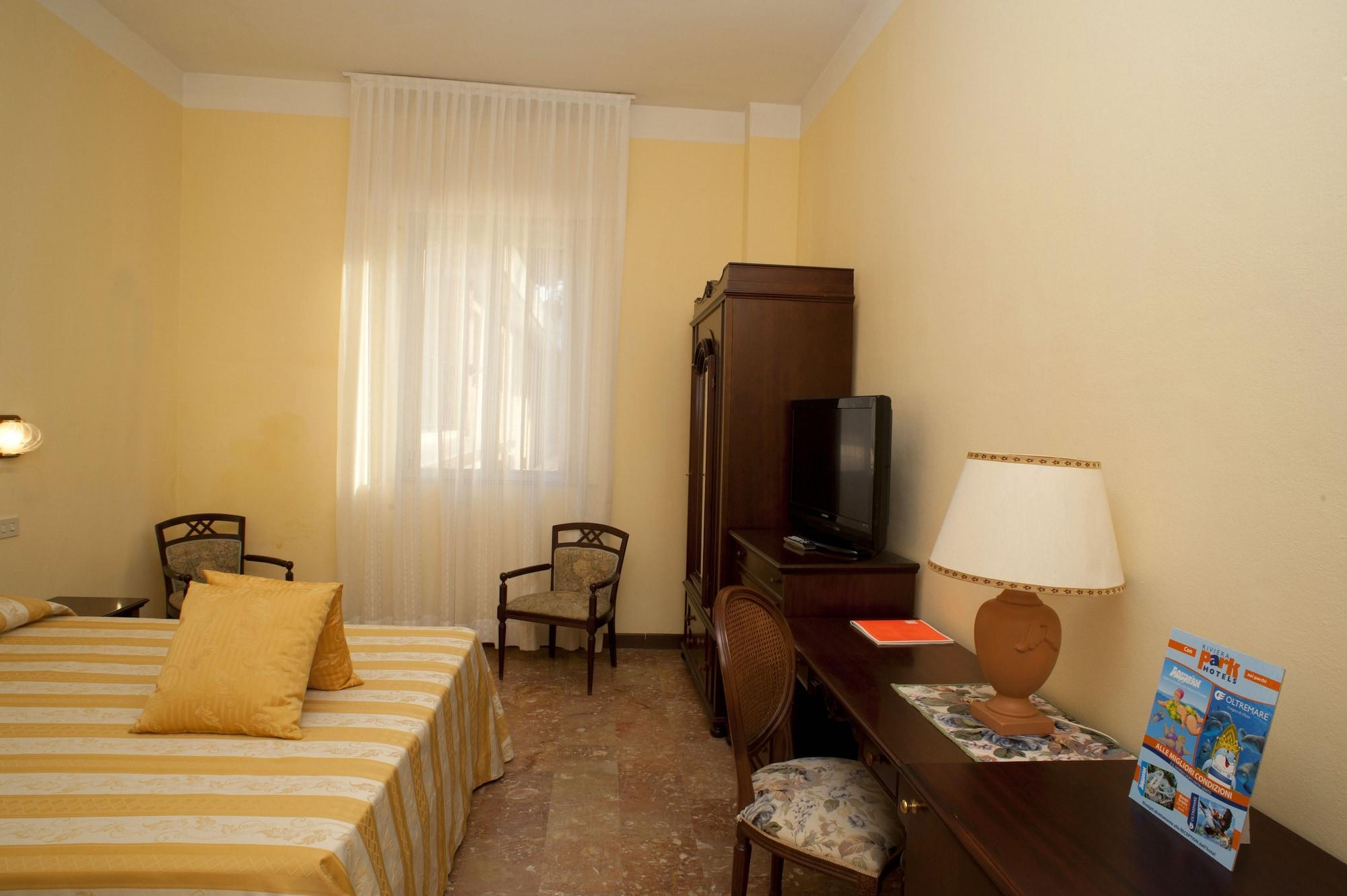 Hotel Milano Helvetia - In Centro Con Piscina Riccione Ngoại thất bức ảnh