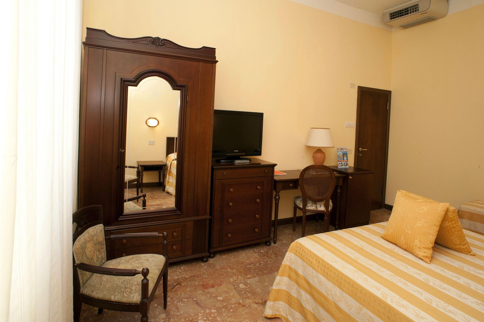 Hotel Milano Helvetia - In Centro Con Piscina Riccione Ngoại thất bức ảnh