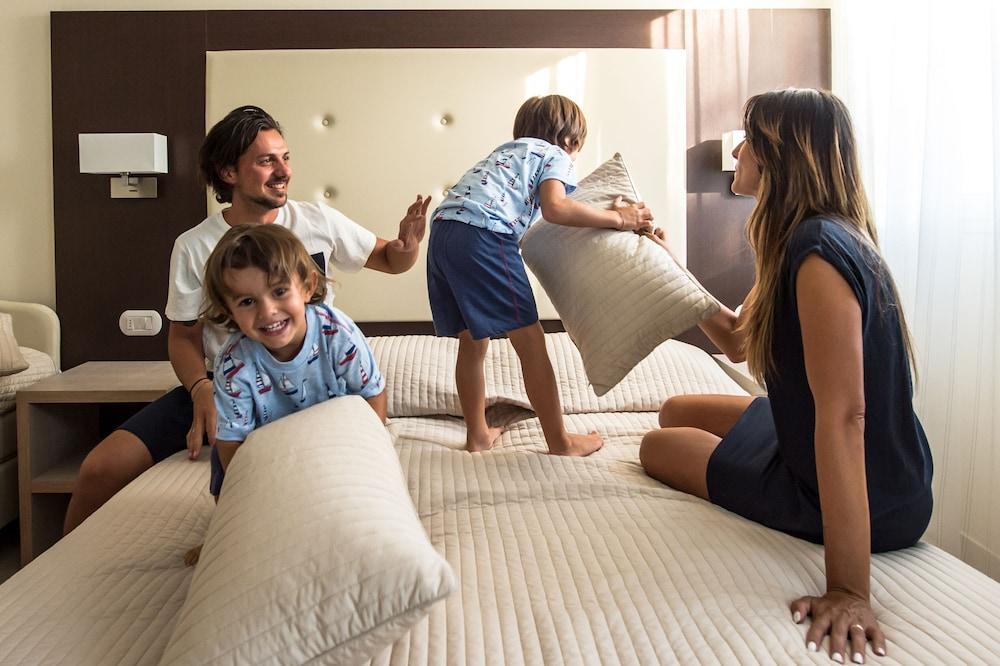 Hotel Milano Helvetia - In Centro Con Piscina Riccione Ngoại thất bức ảnh