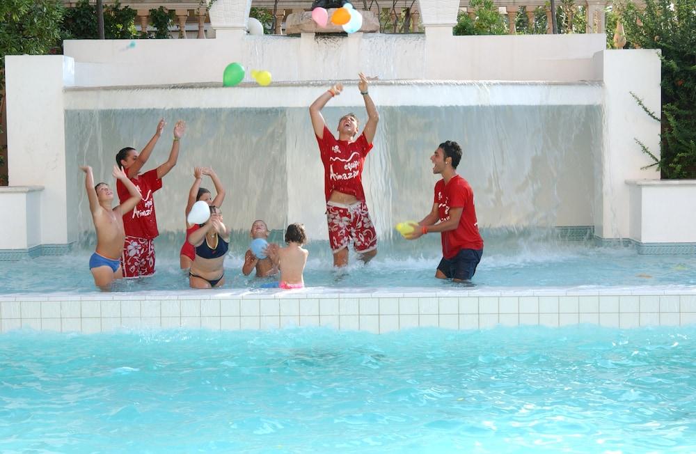 Hotel Milano Helvetia - In Centro Con Piscina Riccione Ngoại thất bức ảnh