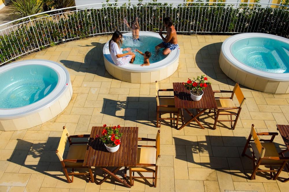 Hotel Milano Helvetia - In Centro Con Piscina Riccione Ngoại thất bức ảnh