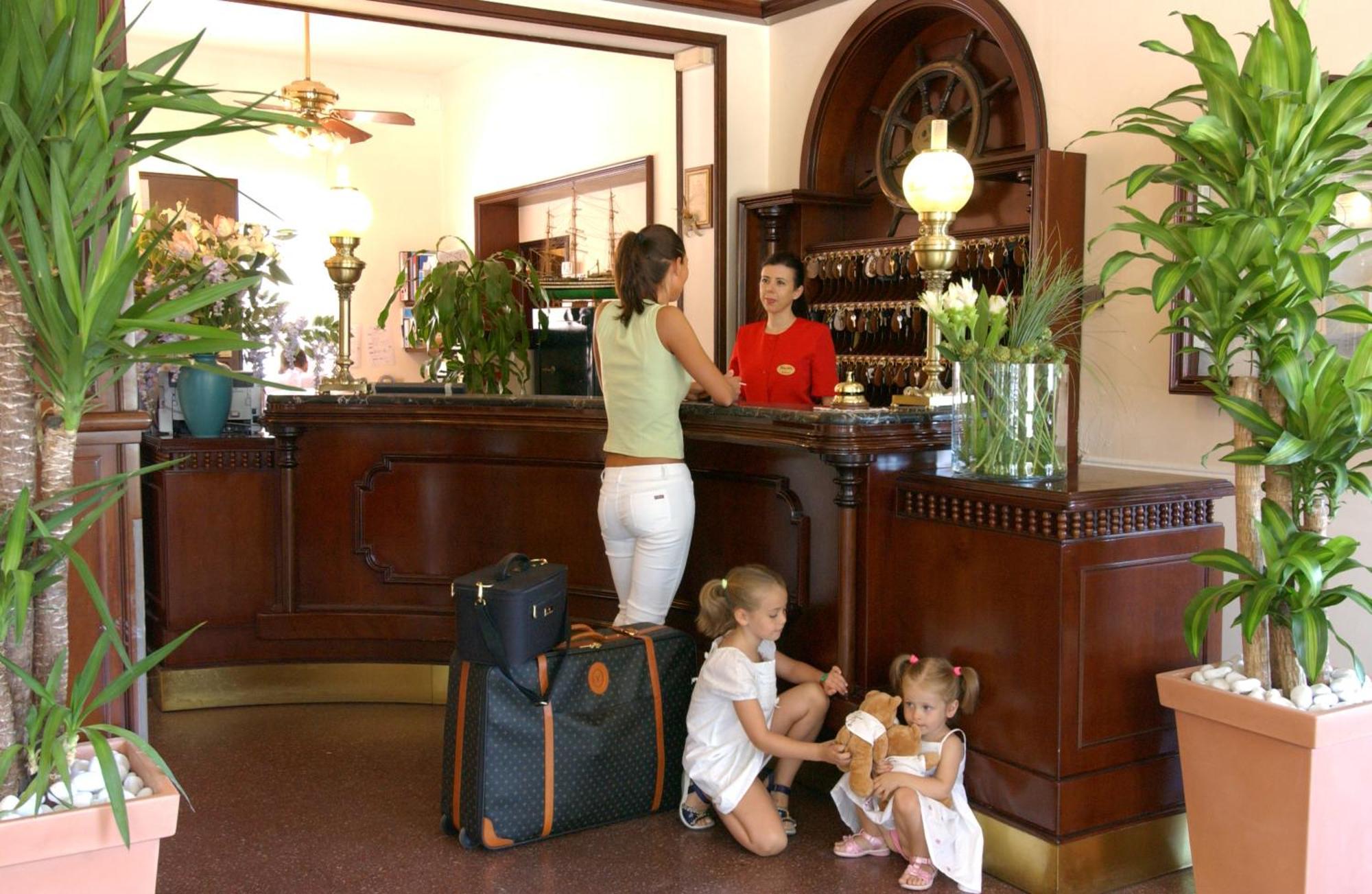 Hotel Milano Helvetia - In Centro Con Piscina Riccione Ngoại thất bức ảnh