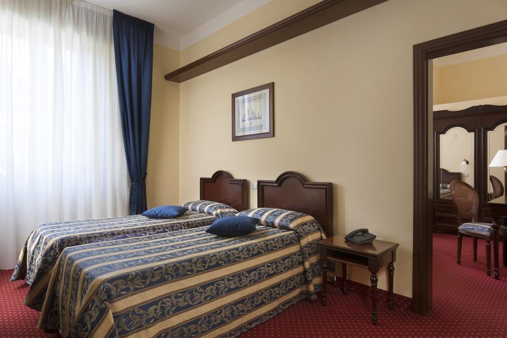 Hotel Milano Helvetia - In Centro Con Piscina Riccione Ngoại thất bức ảnh