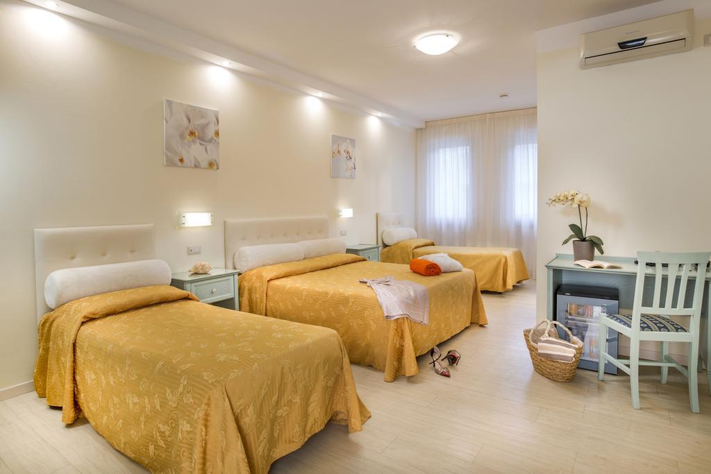 Hotel Milano Helvetia - In Centro Con Piscina Riccione Ngoại thất bức ảnh