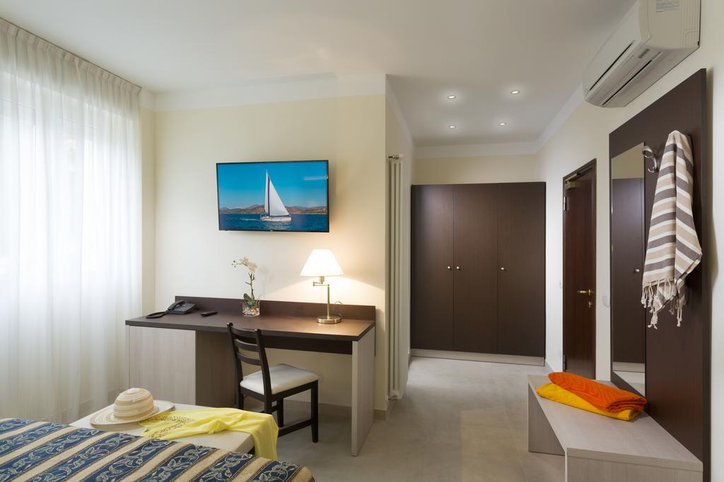 Hotel Milano Helvetia - In Centro Con Piscina Riccione Ngoại thất bức ảnh