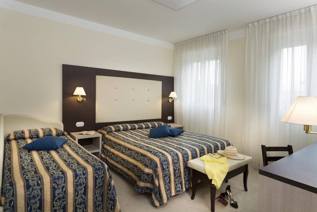 Hotel Milano Helvetia - In Centro Con Piscina Riccione Ngoại thất bức ảnh