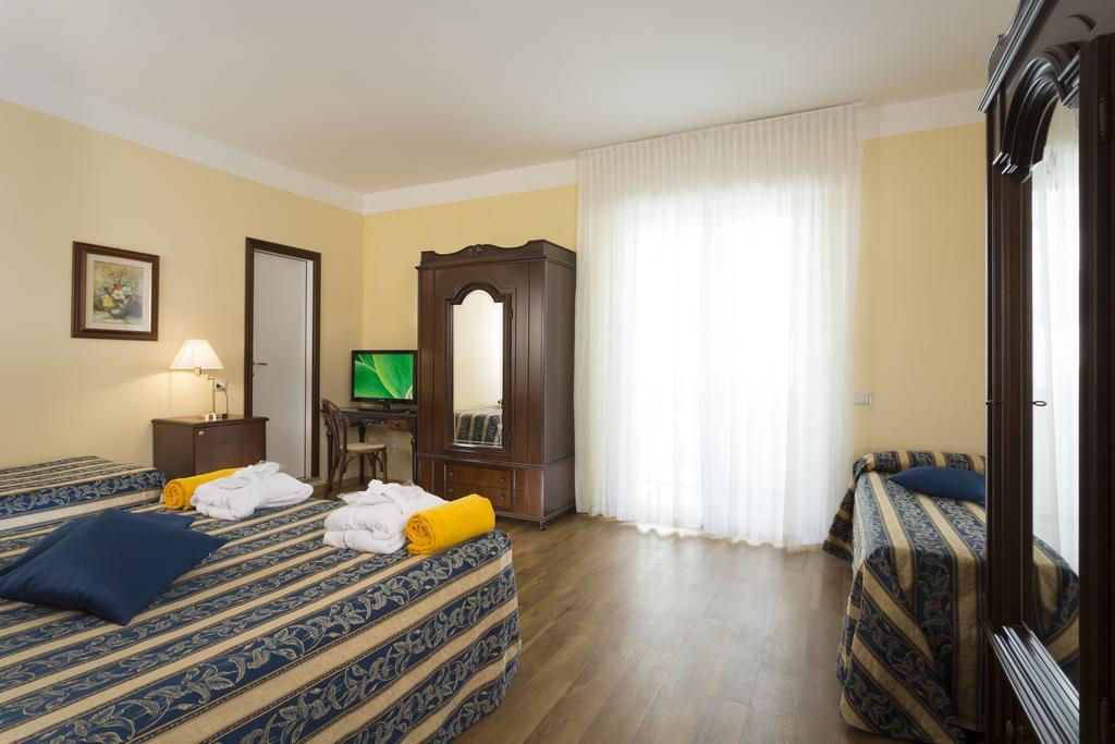 Hotel Milano Helvetia - In Centro Con Piscina Riccione Ngoại thất bức ảnh