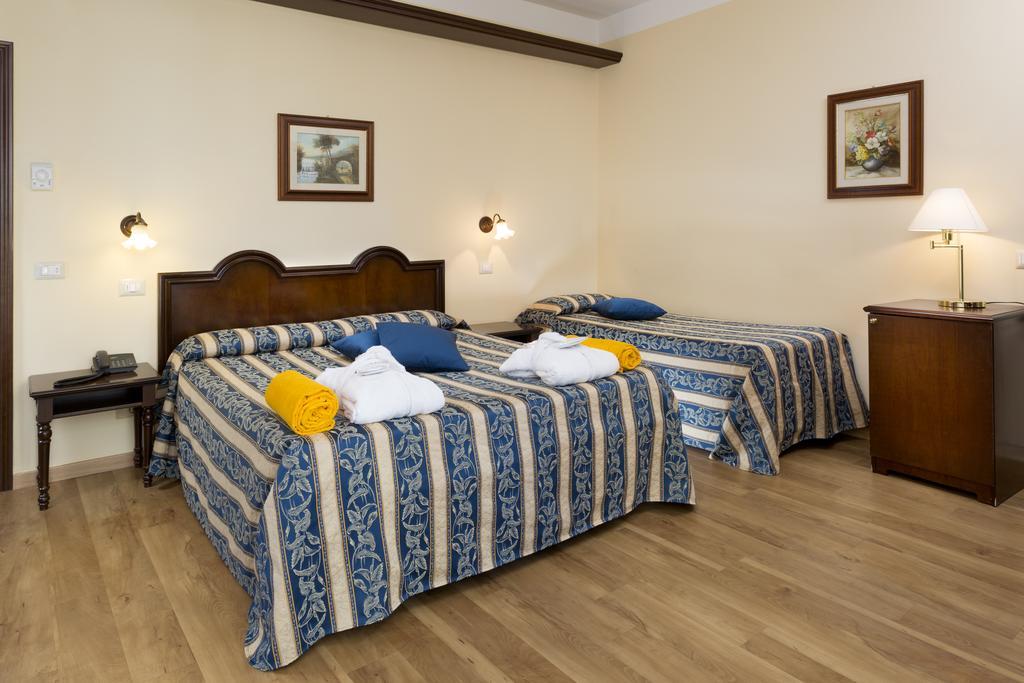 Hotel Milano Helvetia - In Centro Con Piscina Riccione Ngoại thất bức ảnh