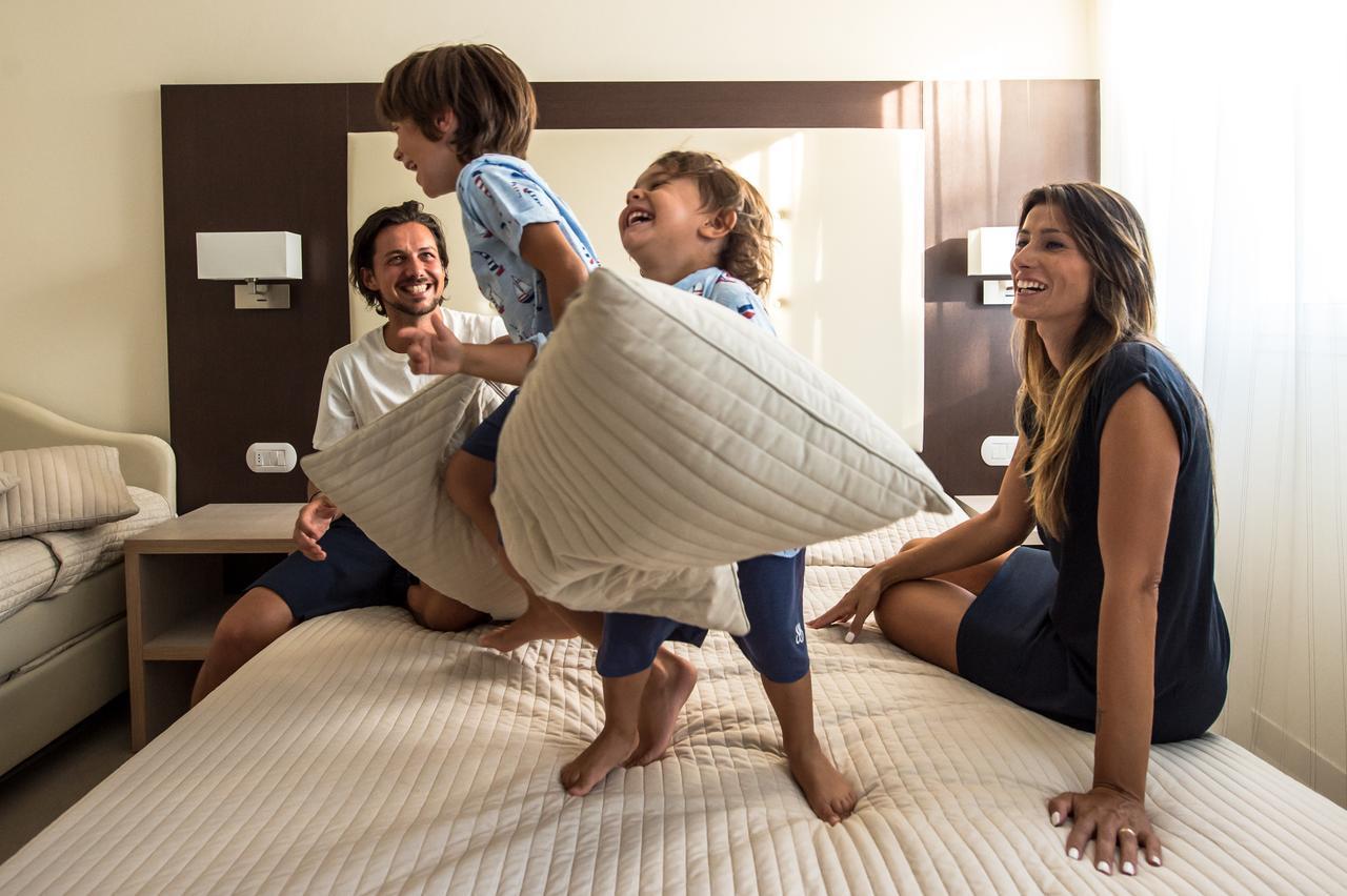 Hotel Milano Helvetia - In Centro Con Piscina Riccione Ngoại thất bức ảnh