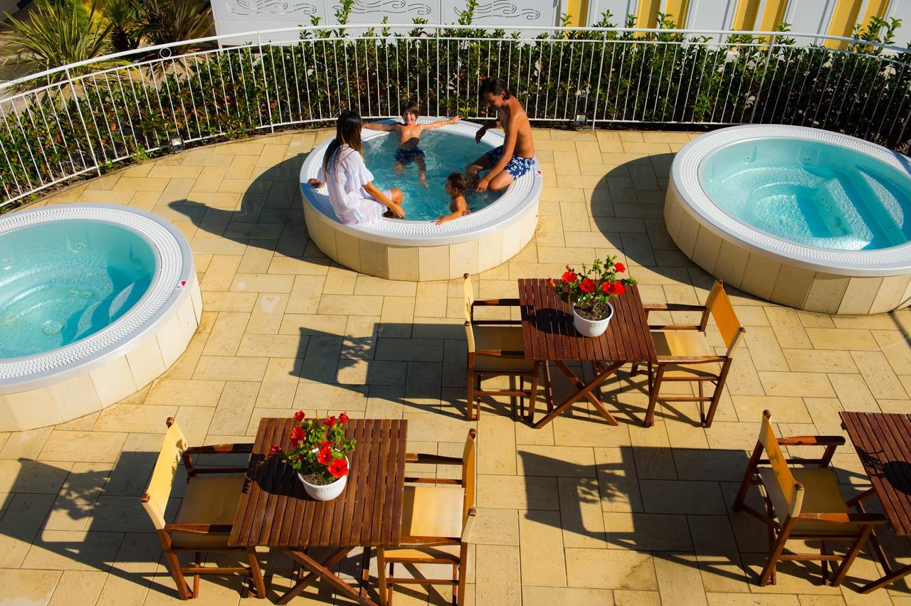 Hotel Milano Helvetia - In Centro Con Piscina Riccione Ngoại thất bức ảnh