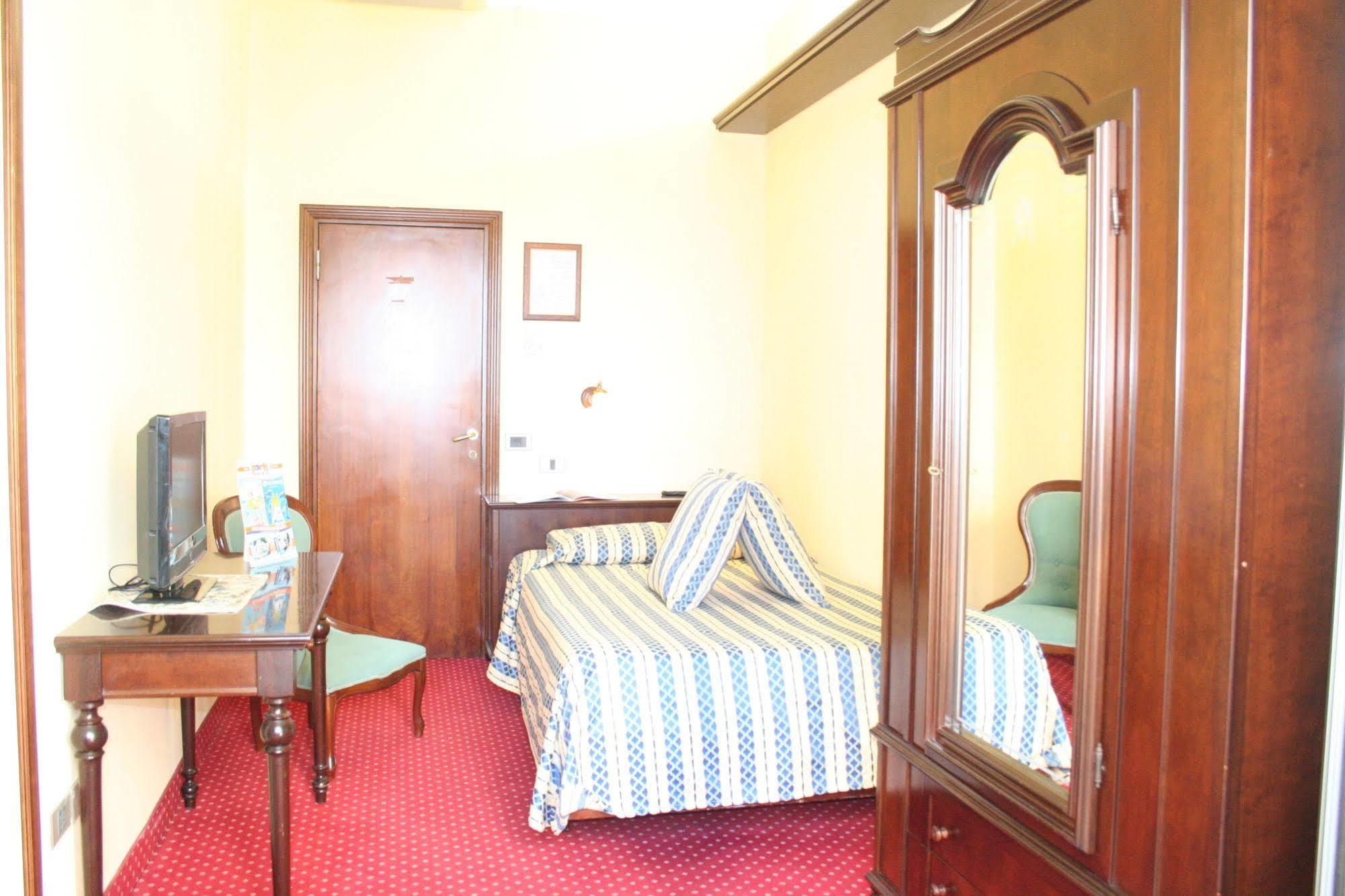 Hotel Milano Helvetia - In Centro Con Piscina Riccione Ngoại thất bức ảnh
