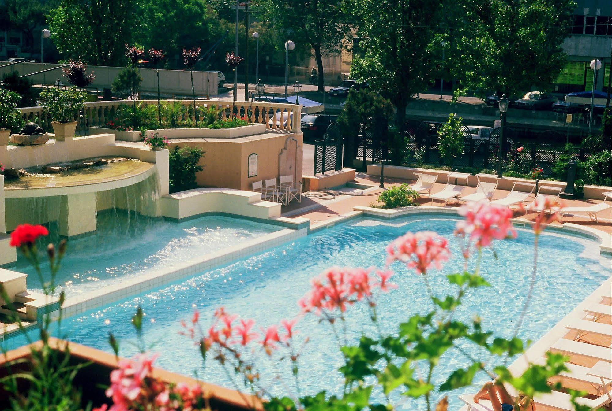 Hotel Milano Helvetia - In Centro Con Piscina Riccione Ngoại thất bức ảnh