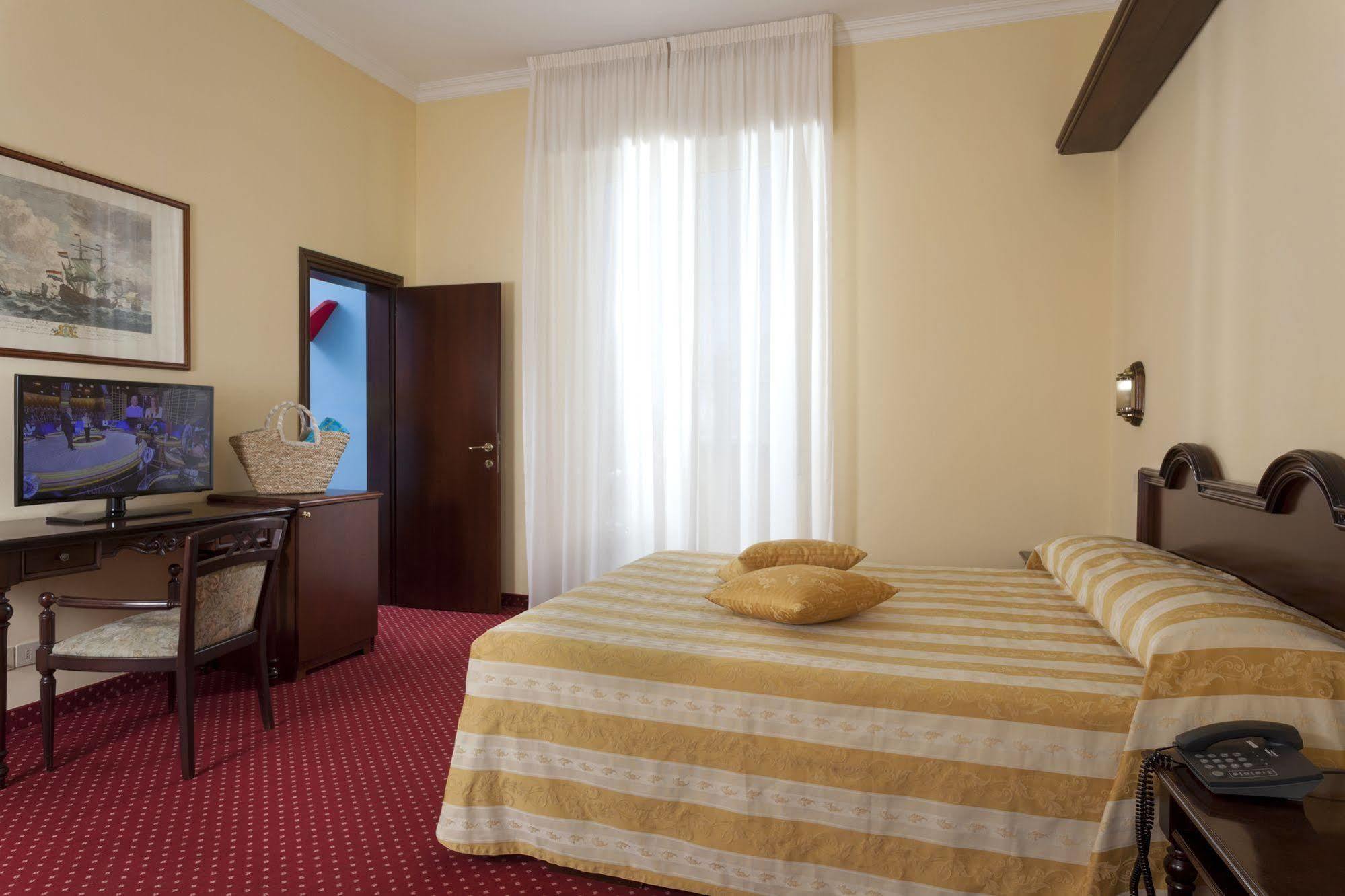 Hotel Milano Helvetia - In Centro Con Piscina Riccione Ngoại thất bức ảnh