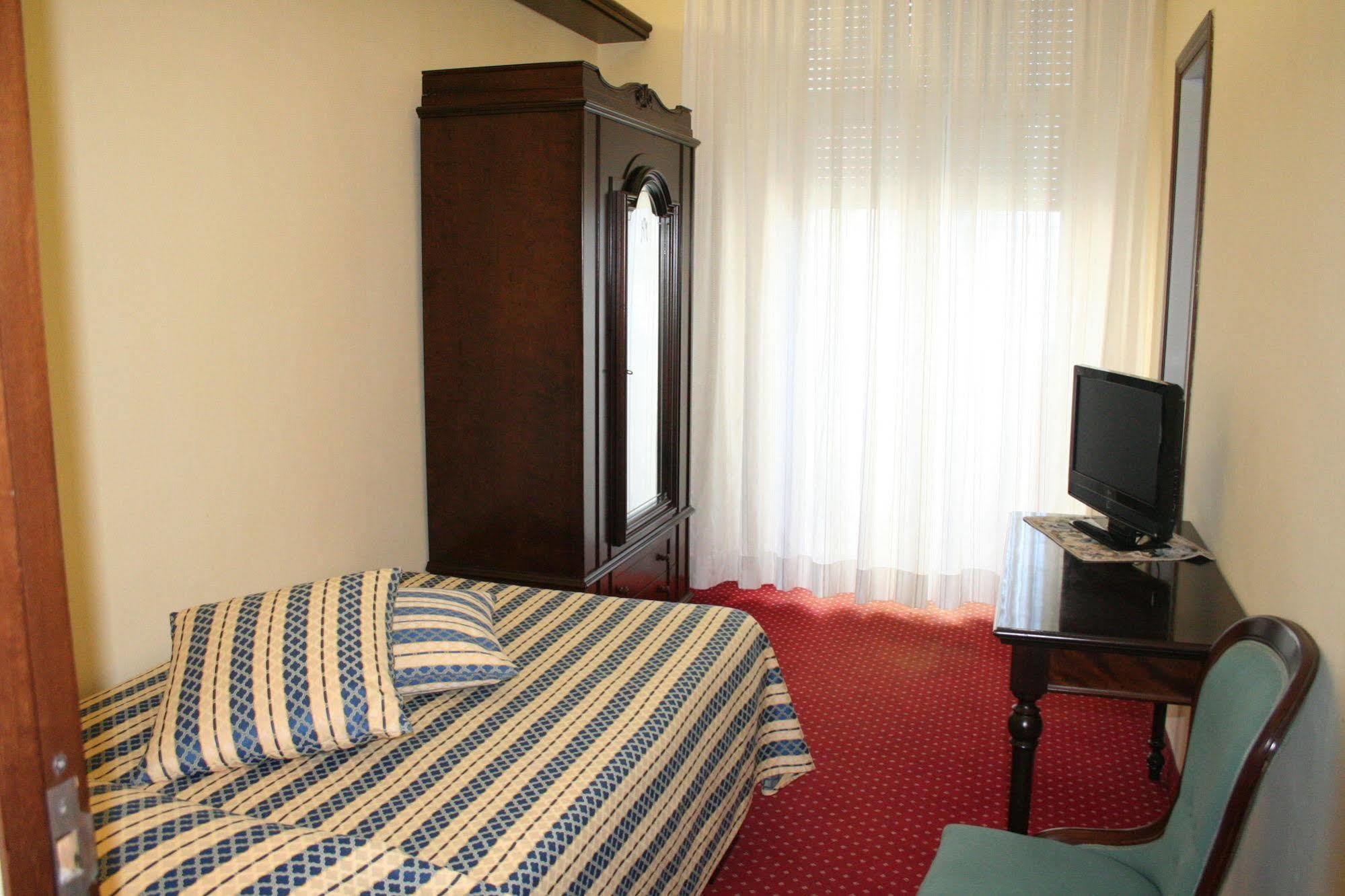 Hotel Milano Helvetia - In Centro Con Piscina Riccione Ngoại thất bức ảnh