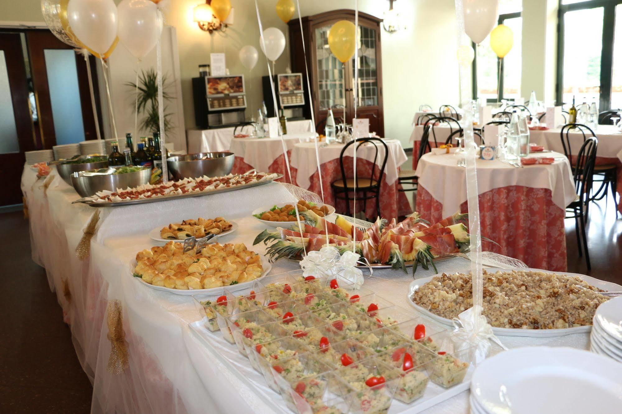 Hotel Milano Helvetia - In Centro Con Piscina Riccione Ngoại thất bức ảnh
