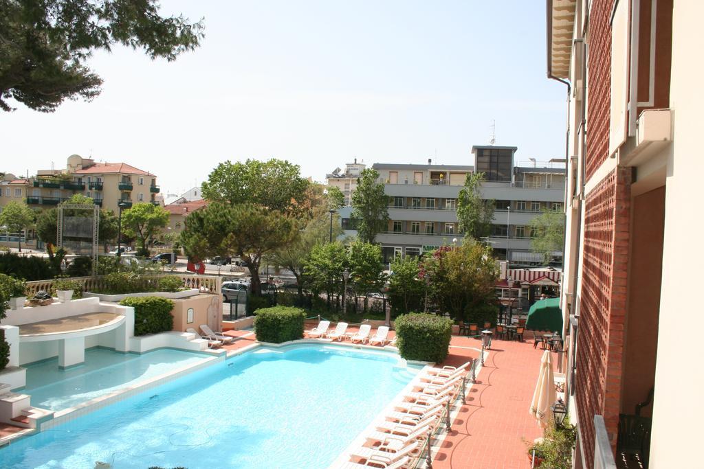 Hotel Milano Helvetia - In Centro Con Piscina Riccione Ngoại thất bức ảnh