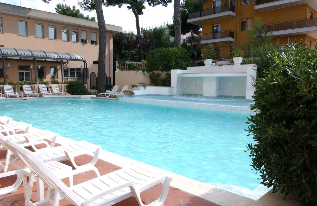 Hotel Milano Helvetia - In Centro Con Piscina Riccione Ngoại thất bức ảnh
